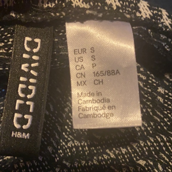 Black + white patterned short sleeve duster - Picture 3 of 3